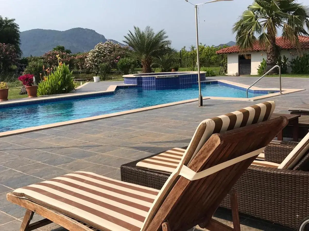 Swimming pool